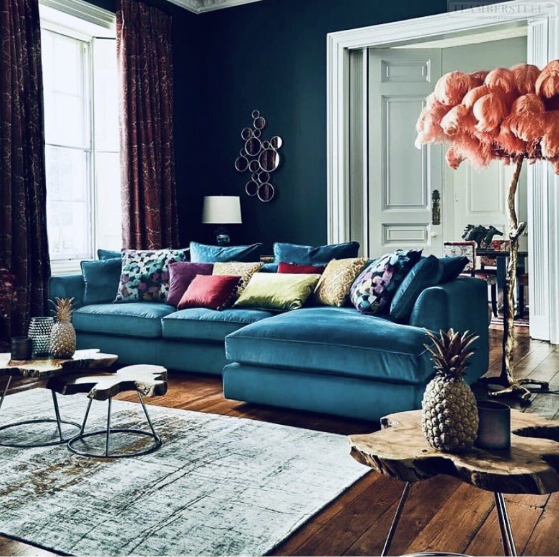 разноцветные диваны в интерьере гостиной